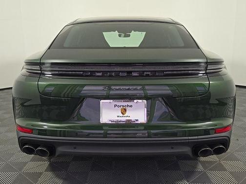 Oak Green Metallic 2026 Porsche Panamera 4