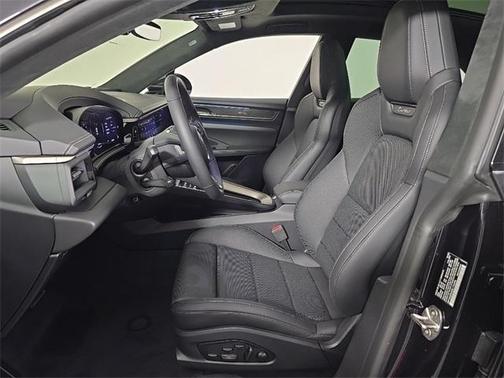 2025 Porsche Macan Turbo