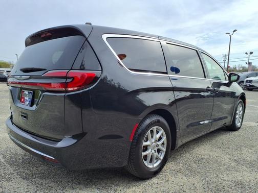 2023 Chrysler Pacifica Touring-L