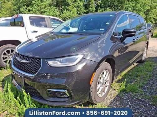 Brilliant Black Crystal Pearlcoat 2023 Chrysler Pacifica Touring-L