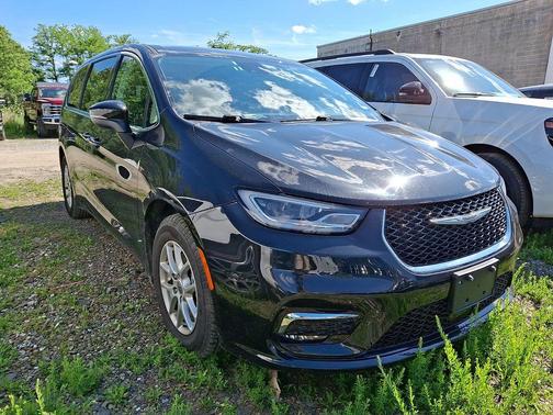 Brilliant Black Crystal Pearlcoat 2023 Chrysler Pacifica Touring-L
