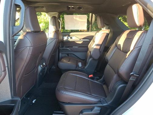 Star White 2027 Ford Explorer Platinum