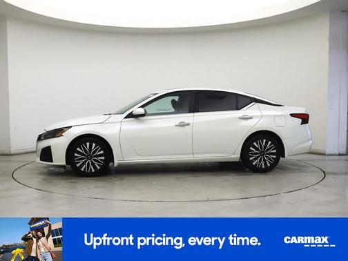 White 2023 Nissan Altima SV