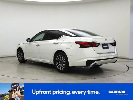 White 2023 Nissan Altima SV