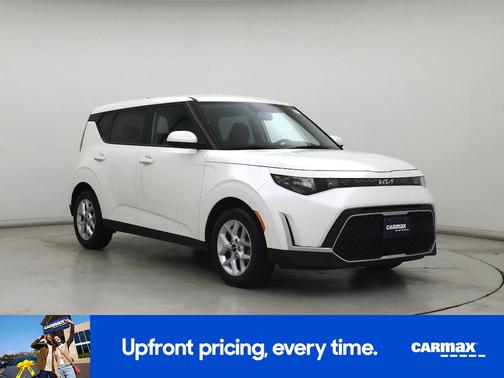 White 2023 Kia Soul LX