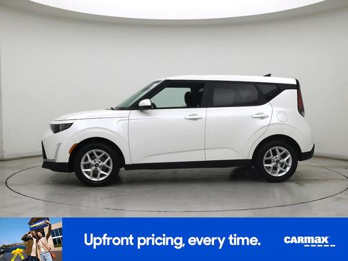 White 2023 Kia Soul LX