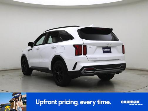 White 2023 Kia Sorento SX