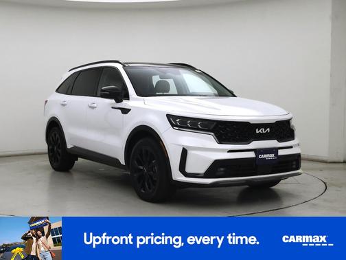 White 2023 Kia Sorento SX