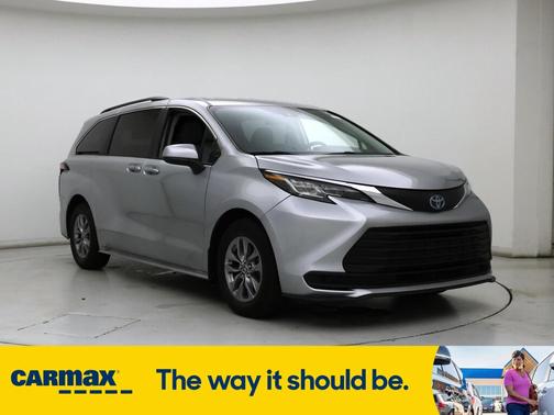 2022 Toyota Sienna LE