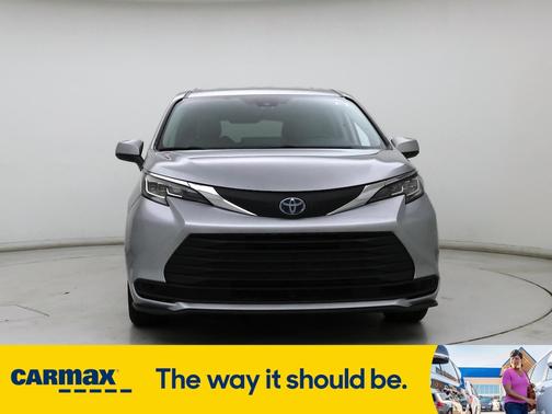 2022 Toyota Sienna LE