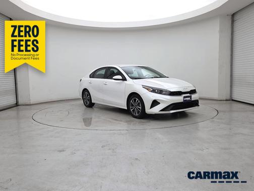 White 2023 Kia Forte LXS