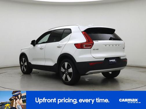 White 2019 Volvo XC40 T5 Momentum
