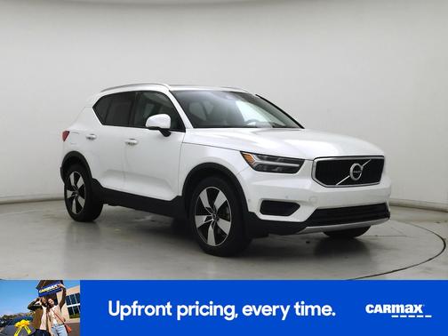 White 2019 Volvo XC40 T5 Momentum