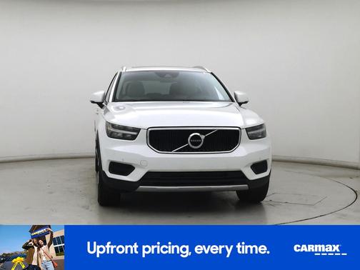 White 2019 Volvo XC40 T5 Momentum
