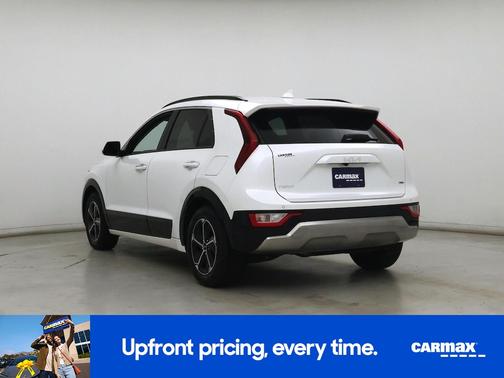 White 2023 Kia Niro SX