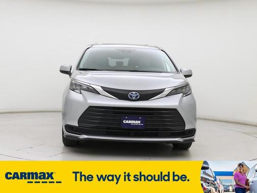 2025 Toyota Sienna LE