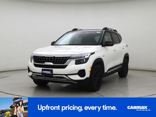 White 2023 Kia Seltos Nightfall