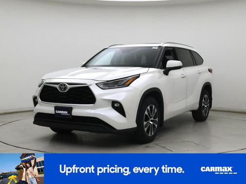 White 2021 Toyota Highlander XLE