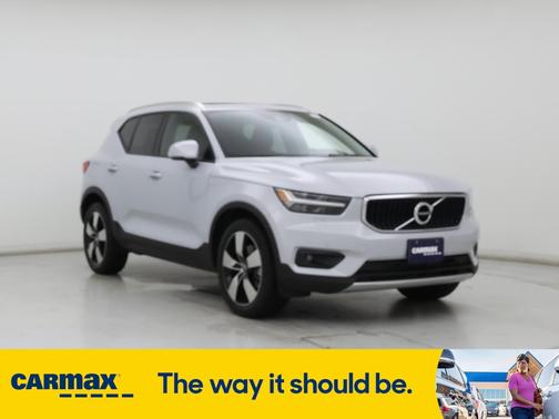 2022 Volvo XC40 T5 Momentum