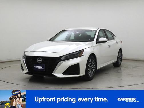 White 2023 Nissan Altima SV