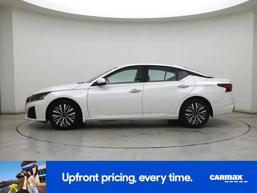 White 2023 Nissan Altima SV