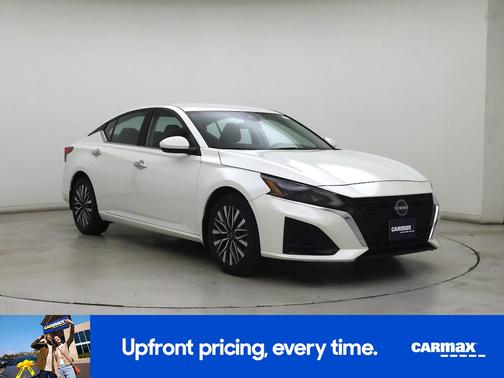 White 2023 Nissan Altima SV