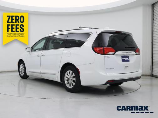 White 2018 Chrysler Pacifica Touring L