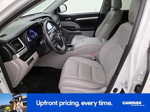 White 2019 Toyota Highlander XLE
