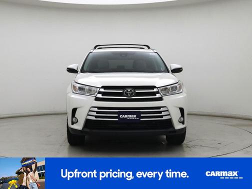 White 2019 Toyota Highlander XLE