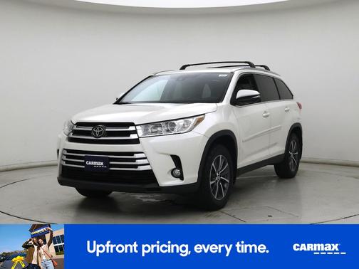 White 2019 Toyota Highlander XLE