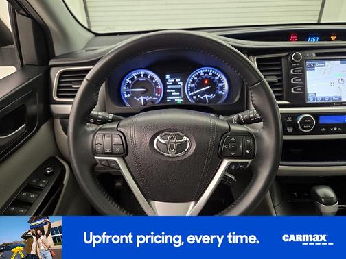 White 2019 Toyota Highlander XLE