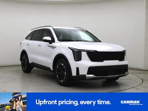 White 2024 Kia Sorento S