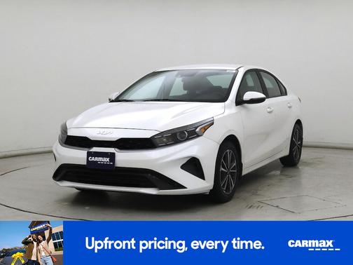 White 2023 Kia Forte LXS