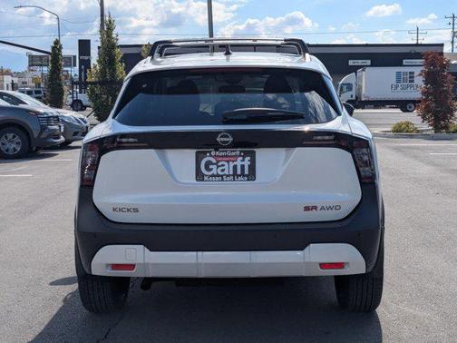 Aspen White Tricoat 2026 Nissan Kicks SR