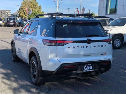 Everest White Pearl Tricoat/Super Black 2026 Nissan Pathfinder Rock Creek