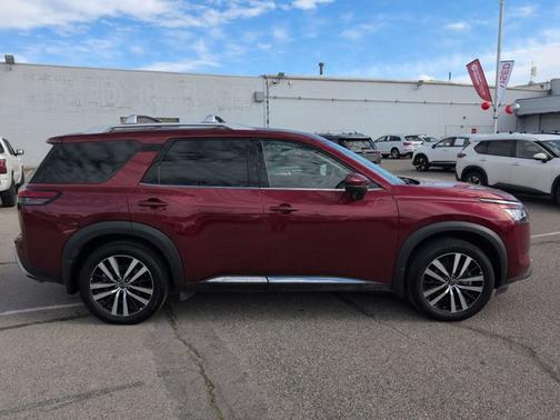 2023 Nissan Pathfinder Platinum