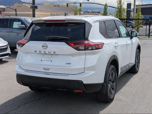 Everest White Pearl Tricoat 2026 Nissan Rogue SV