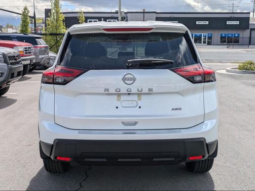 Everest White Pearl Tricoat 2026 Nissan Rogue SV