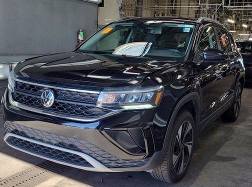 Deep Black Pearl Effect 2024 Volkswagen Taos 1.5T SE