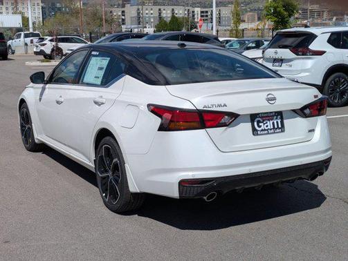 Pearl White Tricoat/Super Black 2026 Nissan Altima SR AWD