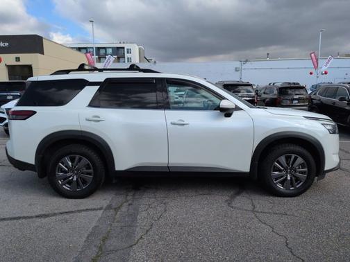 2023 Nissan Pathfinder SV