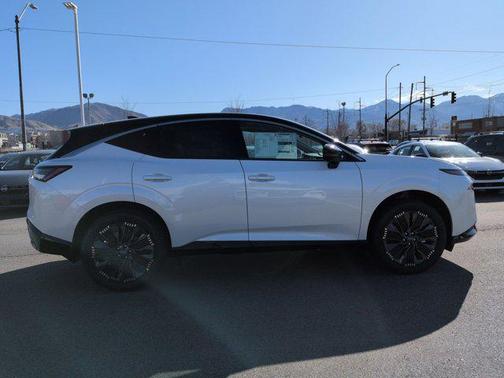 Everest White Pearl Tricoat/Super Black 2026 Nissan Murano Platinum