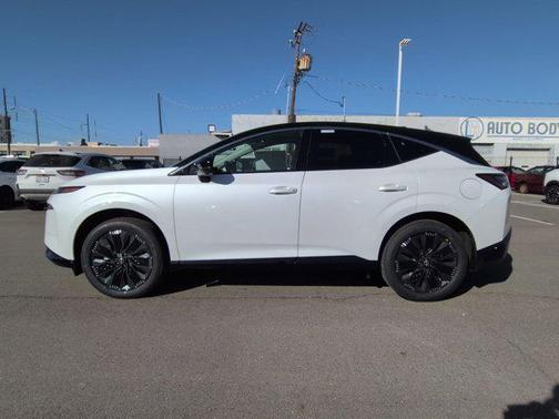 Everest White Pearl Tricoat/Super Black 2026 Nissan Murano Platinum