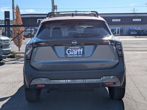 Gun Metallic/Scarlet Ember Tintcoat 2026 Nissan Kicks SR