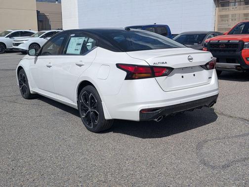 Pearl White Tricoat/Super Black 2026 Nissan Altima SR AWD