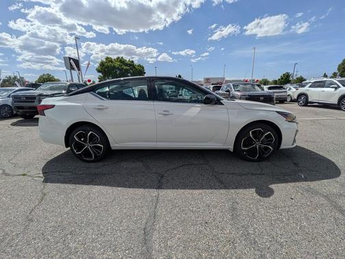 Pearl White Tricoat/Super Black 2026 Nissan Altima SR AWD