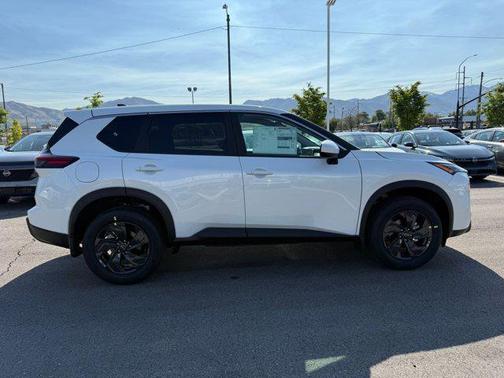 Everest White Pearl Tricoat 2026 Nissan Rogue SV