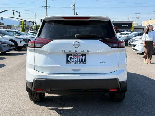 Everest White Pearl Tricoat 2026 Nissan Rogue SV
