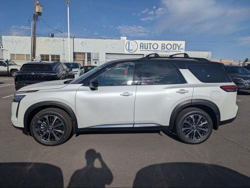 Everest White Pearl Tricoat/Super Black 2026 Nissan Pathfinder Platinum