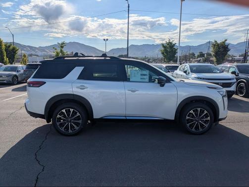 Everest White Pearl Tricoat/Super Black 2026 Nissan Pathfinder Platinum